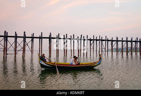 Mandalay, Myanmar - Feb 21, 2016. Menschen besuchen U-Bein Brücke mit dem Boot in Mandalay, Myanmar. U-Bein Brücke gilt als die älteste und längste teak zu sein Stockfoto