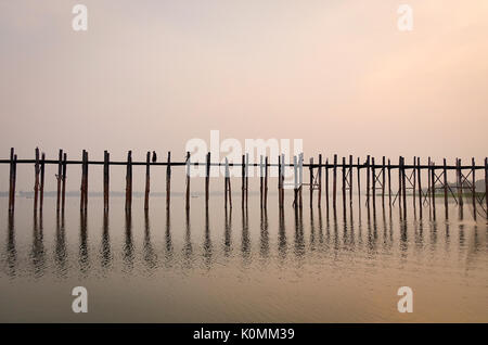 U-Bein Brücke bei Sonnenaufgang in Mandalay, Myanmar. Die Brücke ist wunderschön, schrullig, Teak Holz Brücke im Süden von Mandalay. Stockfoto