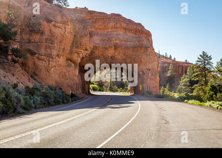 Am Highway 12 ist ein Torbogen, die Sie unter, die Teil von Butch Cassidy Zeichnen, das Teil von Dixie National Forest. Stockfoto