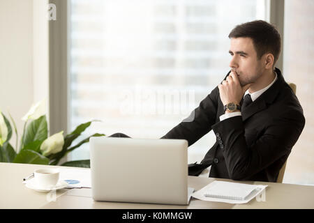 Nachdenklich nachdenklich Geschäftsmann tief in Gedanken bei der Suche Stockfoto