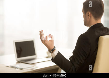 Ruhe Geschäftsmann, Meditieren am Arbeitsplatz, chin Mudra, Yoga bei nicht Stockfoto