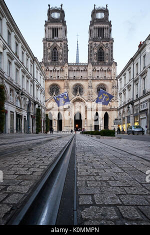 Äußere des West End der Kathedrale in Orleans, Frankreich von der Rue Jeanne d'Arc. Stockfoto