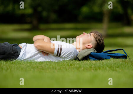 Teenager auf Gras auf einem Sommertag Stockfoto