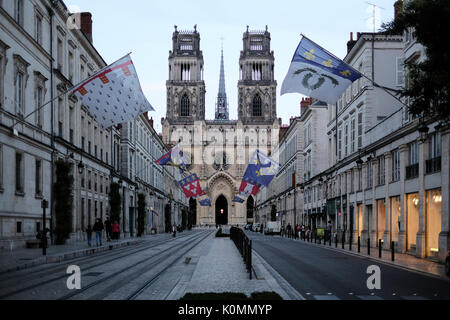 Äußere des West End der Kathedrale in Orleans, Frankreich von der Rue Jeanne d'Arc. Stockfoto