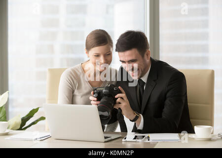 Geschäftsleute, die sich gerne Bilder von Foto Shooting auf der Pr Stockfoto