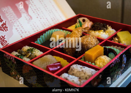 Japanische box Bento Lunch essen serviert auf Shinkansen in Japan Stockfoto