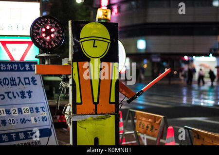 Japanische Straßenarbeiten Zeichen gefragt, Treiber nach unten auf den Straßen in Akihabara, Tokio, Japan zu langsam Stockfoto