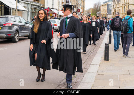 Cambridge Studenten in Großbritannien, eine Gruppe von Studenten der Universität Cambridge Spaziergang entlang King's Parade auf dem Weg zu ihrer Abschlussfeier, England. Stockfoto