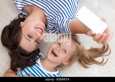 Mutter und Tochter einen selfie. Urlaub mit der Familie und Zweisamkeit, lächelnd und umarmen, Spaß zu haben. Stockfoto