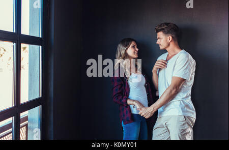 Portrait von liebevollen jungen Paar an jedem anderen suchen. Mann und Frau in der Liebe gemeinsam im Innenbereich. Stockfoto