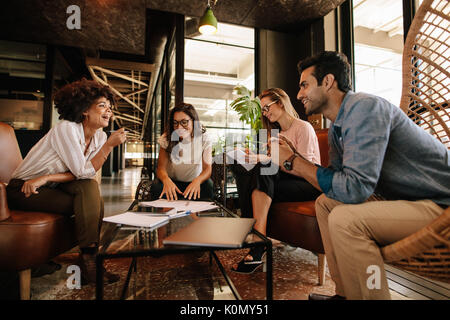 Gruppe von Geschäftsleuten in einer Sitzung in einem modernen Büro. Business Team in Gespräch über Neues Projekt. Stockfoto