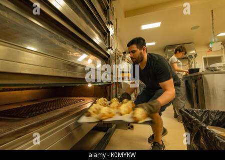 Frisch gebackene Croissants gebacken in einer Bäckerei in Sydney, Australien in den frühen Morgenstunden vor der Eröffnung Zeit Stockfoto