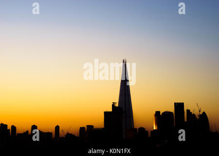 UK, London, beleuchtete Silhouette der modernen Wolkenkratzer in der City von London einschließlich der Shard, die Walkie Talkie Turm und The Gherkin Stockfoto