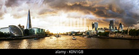 UK, London, dramatische Wolkenbildung auf die Skyline der Stadt bei Sonnenuntergang, mit Blick auf den Shard, Themse und dem Finanzviertel Stockfoto