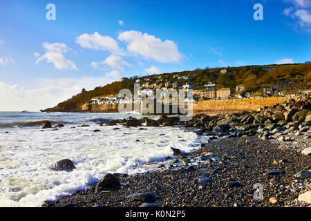 Ein Blick entlang der Kieselstrand Küste von Fowey, Cornwall, Großbritannien Stockfoto