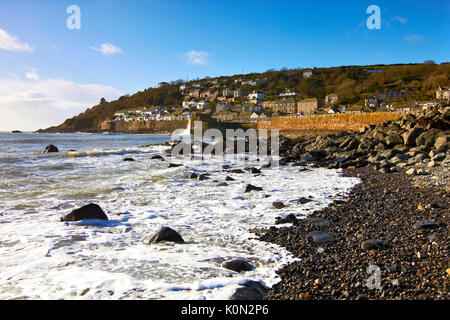 Ein Blick entlang der Kieselstrand Küste von Fowey, Cornwall, Großbritannien Stockfoto