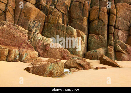 Nahaufnahme der bunten Klippen von Porthcurno Beach, Cornwall, Großbritannien Stockfoto