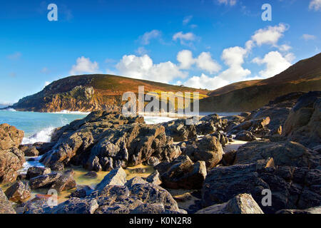 Ein Blick auf Portheras Bucht an der Nordküste von Cornwall, Großbritannien Stockfoto