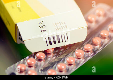 Fertigungs- und Ablaufdatum auf einige pharmazeutische Verpackungen. Stockfoto
