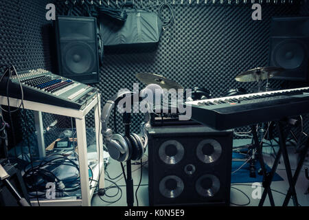 Instrument für Musiker oder Produzent Konzept Hintergrund. Selektiver Fokus der Mikrofon mit wesentlichen Elemente Musik Band Home Recording Studio. Mix equ Stockfoto