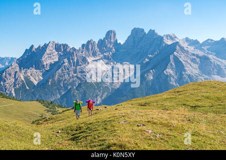 Prato Piazza/Plätzwiese, Dolomiten, Südtirol, Süditalien. Zwei Kinder wandern über Prato Piazza/Plätzwiese. Im Hintergrund die Berggruppe der Cr Stockfoto