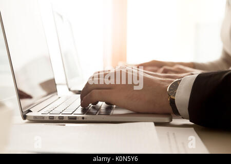 Männliche Hände schreiben auf Laptop, Geschäftsmann arbeiten mit Computer, Stockfoto