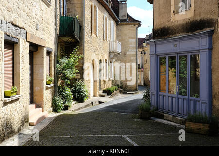 Eine typische Straße der Altstadt, Le Bugue, im Süden Frankreichs, in der Region Dordogne auf dem Fluss Vesere Stockfoto