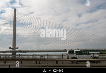 Autos über die Forth Road Bridge wenige Tage vor der Umleitung auf die neue Queensferry Kreuzung Eröffnung am 30. August 2017, Schottland, England reisen Stockfoto