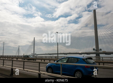 Autos über die Forth Road Bridge wenige Tage vor der Umleitung auf die neue Queensferry Kreuzung Eröffnung am 30. August 2017, Schottland, England reisen Stockfoto