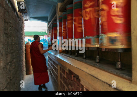 Buddhistische Gebetsmühlen in einer Reihe Stockfoto