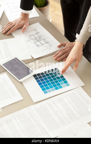 Designer arbeiten an Haus Interieur mit Farbmustern und layo Stockfoto