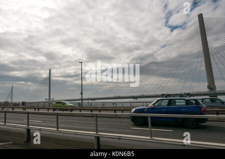 Autos über die Forth Road Bridge wenige Tage vor der Umleitung auf die neue Queensferry Kreuzung Eröffnung am 30. August 2017, Schottland, England reisen Stockfoto