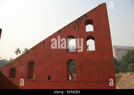 Die astronomischen Park Jantar Mantar ist in der modernen Stadt von Neu Delhi Stockfoto