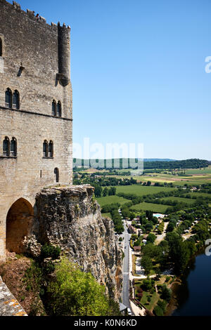 Blick vom Grundstück des Chateaus an der Spitze des Hügels in Beynac-et-Cazenac, Frankreich Stockfoto