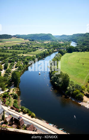 Ansicht der Kanuten auf dem Fluss Dordogne vom Chateau Beynac. Stockfoto