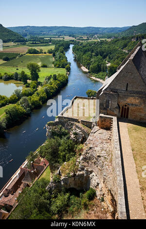 Ansicht der Kanuten auf dem Fluss Dordogne vom Chateau Beynac. Stockfoto