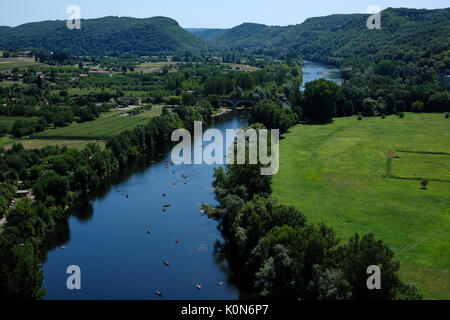 Ansicht der Kanuten auf dem Fluss Dordogne vom Chateau Beynac. Stockfoto