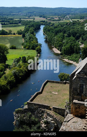 Ansicht der Kanuten auf dem Fluss Dordogne vom Chateau Beynac. Stockfoto