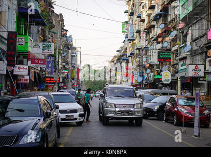 Yangon, Myanmar - Feb 13, 2017. Alte Straße mit Gebäuden in Chinatown in Yangon, Myanmar. Yangon hat die höchste Anzahl der Kolonialzeit Gebäude Stockfoto