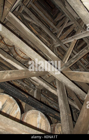 Nach oben Ansicht eines Bourbon Barrel Lager in Kentucky. Stockfoto