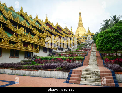 Yangon, Myanmar - Nov 1, 2011. Shwedagon Paya Pagode in Yangon. Es ist die Myanmer berühmten heiligen Ort und touristische Attraktion Sehenswürdigkeiten in Yangon, Myanm Stockfoto