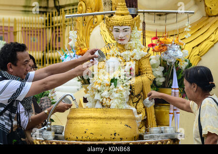 Yangon, Myanmar - Nov 1, 2011. Birmanischen Volkes baden Buddha an der Shwedagon Pagode in Yangon, Myanmar. Shwedagon ist der heiligste buddhistische Pagode in M Stockfoto