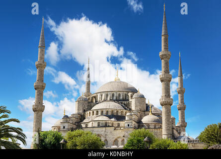 Malerischer Blick auf das Wahrzeichen von Istanbul Blaue Moschee über blauen bewölkten Himmel. Stockfoto