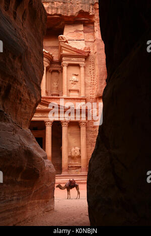 Einen Einblick in Al Khazneh, das Finanzministerium, von den Siq, Petra, Jordanien Stockfoto