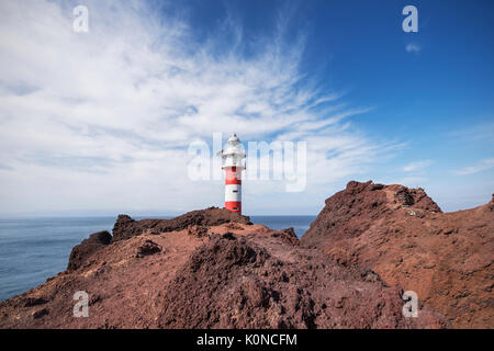 Malerischer Blick auf einem Leuchtturm und der vulkanischen Landschaft in Punta de Teno, Teneriffa, Kanaren, Spanien. Stockfoto