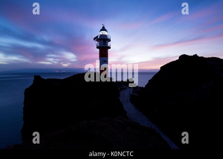 Malerischer Blick auf die Silhouette der Leuchtturm in der Dämmerung in Punta de Teno Teneriffa, Kanaren, Spanien. Stockfoto