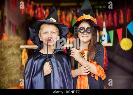 Hexe und Zauberer in Furcht erregenden Masken auf Stockfoto
