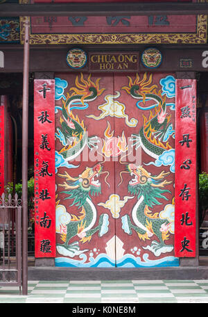 HOI AN, VIETNAM - Dec 1, 2015. Die Tür der traditionellen Pagode in der Straße der Altstadt von Hoi An, Vietnam. Hoi An ist eine Stadt von Vietnam, an der Küste von Stockfoto