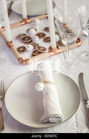 Ort Einstellung am gedeckten Tisch in der Weihnachtszeit Stockfoto