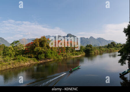 Ein schöner Morgen Landschaft des Nam Song Fluss und der umgebenden Kalkstein Landschaft in Vang Vieng, einer der beliebtesten touristischen Destinationen in Laos. Stockfoto